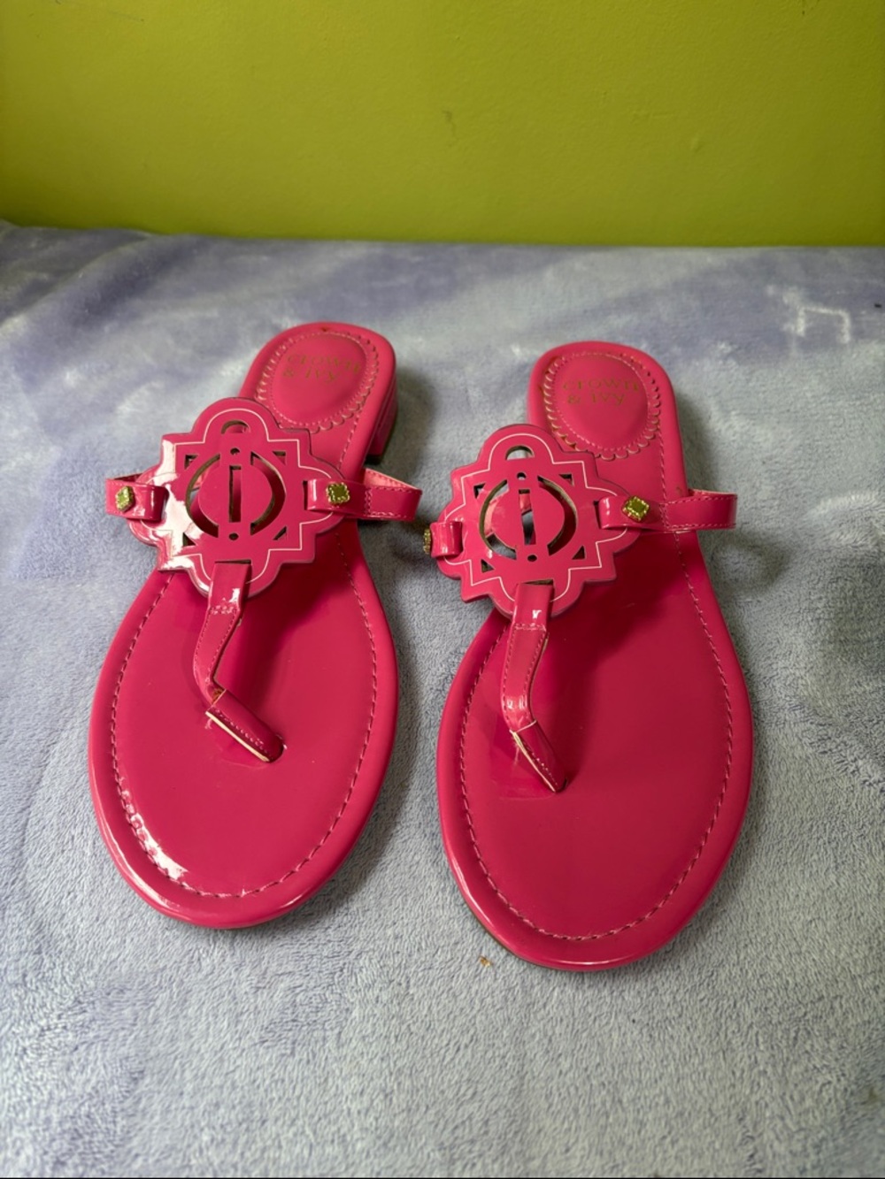 Crown & Ivy Wylie Fucsia Patent Sandals Talla 10